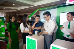 Hãng taxi đầu tiên ở Việt Nam sử dụng SmartPOS, thanh toán cực nhanh, vừa di chuyển vừa mua hàng