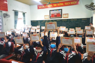 Trao tặng 1.000 suất học bổng và quà Tết cho người nghèo Nghệ An