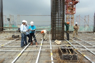 Nhà thầu phải mua bảo hiểm cho công nhân, phí bảo hiểm tính vào chi phí sản xuất