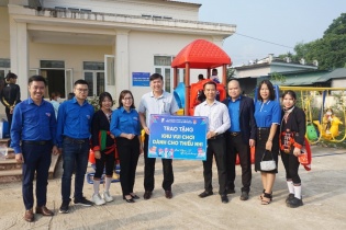 “VinaPhone kết nối yêu thương - Đông ấm cho em” tại Kim Bôi, Hòa Bình