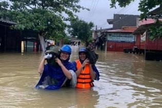 “Sóng xanh” VNPT vượt lũ, đem bình an tới bà con miền Trung