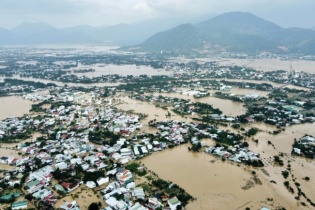 Khẩn trương giải quyết chính sách, chi trả bảo hiểm cho người dân, doanh nghiệp bị lũ lụt