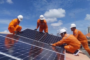 Thủ tướng yêu cầu tăng cường thực thi tiết kiệm điện, phát triển điện mặt trời mái nhà