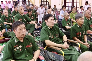 Chăm lo đời sống người có công nhân Kỷ niệm 51 năm ngày Giải phóng miền Nam, thống nhất đất nước