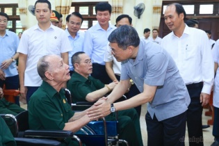 Thủ tướng thăm hỏi, tặng quà các thương bệnh binh tỉnh Ninh Bình