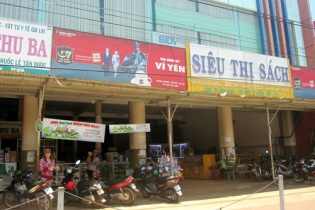 Nhân viên siêu thị trói nữ sinh, buộc đeo biển "tôi là trộm" lĩnh án