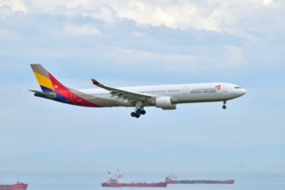 Máy bay hoãn 4 tiếng vì khách Trung Quốc lại mở cửa thoát hiểm 