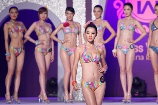 Hoa hậu thế giới Trung Quốc bỏ phần thi áo tắm, thay bằng đọc... giáo huấn cổ