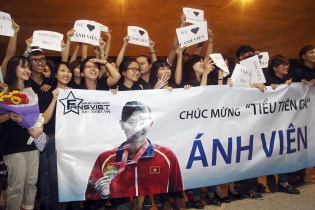 Cô gái vàng Ánh Viên trở về rạng rỡ trong vòng tay người hâm mộ