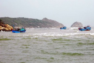 Vụ tàu chìm ở Bình Định: Hải quân đã tiếp cận được 11 ngư dân