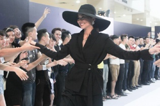 Vietnam’s Next Top Model 2015: Siêu mẫu Thanh Hằng xuất hiện kỳ bí, quyền lực