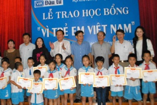 Trao 50 suất học bổng cho con em các gia đình nghèo Thị xã Hoàng Mai, Nghệ An