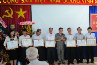 Băng Dương nhận bằng khen của Long An vì thành tích phát triển giao thông