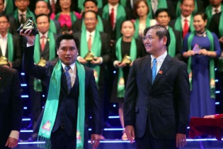 Công ty CP Nông nghiệp Hùng Hậu nhận giải thưởng Sao vàng Đất Việt 2015