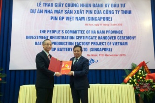 Hà Nam trao Giấy chứng nhận đăng ký đầu tư dự án nhà máy pin 6 triệu USD