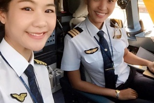 Vietnam Airlines dùng phi hành đoàn toàn nữ, cơ trưởng, cơ phó xinh như hot girl