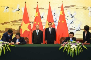 Thủ tướng Nguyễn Xuân Phúc hội đàm với Thủ tướng Trung Quốc, nhấn mạnh Việt Nam coi trọng thu hút đầu tư công nghệ cao