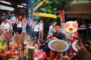 Lệ Rơi bức xúc vì bị "ném đá" khi đến cúng Tổ nghề sân khấu