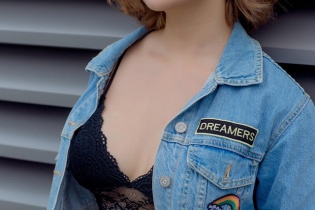 Phong cách đường phố "bụi bặm" của hot girl nói được 4 ngoại ngữ