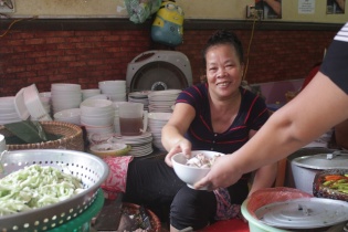 Quán “bún chửi” đông khách gấp đôi sau khi lên CNN , bà chủ hứa "kiềm chế chửi"