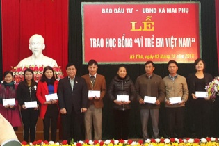 Báo Đầu tư trao 150 suất học bổng Vì trẻ em Việt Nam tại Hà Tĩnh