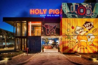 Đập hộp nhà hàng container siêu khủng Holy Pig xuất hiện tại Tổ hợp Cocobay Đà Nẵng