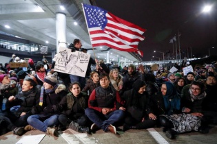 Các hãng hàng không “khóc dở mếu dở” vì sắc lệnh của ông Trump