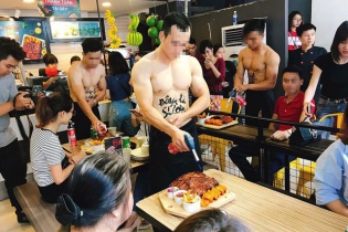 Vụ thuê trai cơ bắp, cởi trần làm tóc, phục vụ đồ ăn: Xây dựng thương hiệu hay khoe thân phản cảm