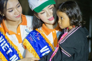 Thí sinh Hoa hậu Hữu nghị ASEAN "lấy lòng" người dân Sông Hinh bằng vẻ đẹp và sự chân tình