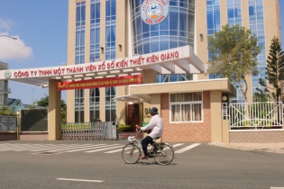 Công ty Xổ số kiến thiết Kiên Giang hỗ trợ bé gái bán vé số bị cướp tiền ở Phú Quốc