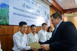 Công ty TNHH Điện lực AES-TKV Mông Dương trao tặng học bổng cho sinh viên ngành điện 