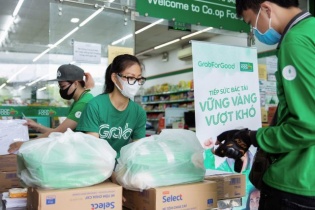Grab trao tặng gần 80 tấn gạo và 8.000 thùng mì gói giúp các đối tác tài xế vượt khó trong dịch Covid-19