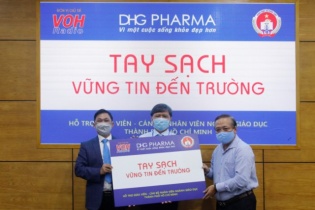 DHG Pharma tài trợ gel rửa tay phòng dịch cho giáo viên tiểu học tại TP.HCM