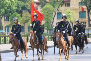 Đại biểu Quốc hội dự buổi diễu hành của Khối Cảnh sát cơ động Kỵ binh