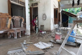 Người dân miền Trung gượng dậy từ đống đổ nát sau đợt lũ lịch sử