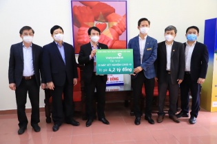 Vietcombank hỗ trợ tỉnh Hải Dương một máy xét nghiệm COVID-19 trị giá 4,2 tỷ đồng