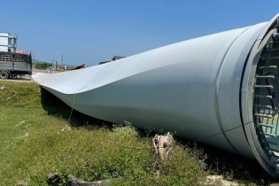 Chở cánh quạt gió dài hơn 70m, xe siêu trường siêu trọng bị lật tại địa phận Quảng Bình 