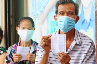 TP.HCM: Người dân tuân thủ 5k khi đi mua thực phẩm thiết yếu 