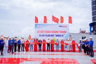 Hawee: Khánh thành sà lan 10.000 tấn Hawee 01