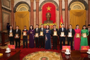 Tôn vinh doanh nghiệp dược chung tay cùng ngành y tế vượt khó đại dịch
