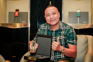 Lộ diện chủ nhân mới của chiếc Vertu Signature chính hãng đắt nhất Việt Nam