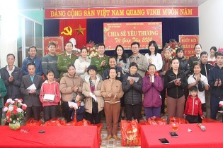 Trao gần 600 suất quà, tặng nhà tình nghĩa cho bà con vùng cao đón Tết 