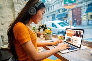 FWD thêm tính năng mới giúp khách hàng đọc hiểu hợp đồng bảo hiểm dễ dàng