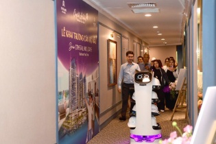 Cận cảnh Robot AI phục vụ tại nhà mẫu Crystal Holidays Harbour Vân Đồn 