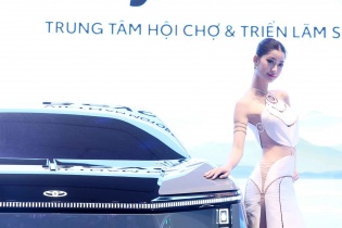 Dàn người mẫu xinh đẹp tại Vietnam Motor Show 2024