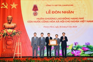 "Cơn mưa" bằng khen cuối năm 2024 dành cho Viettel Global
