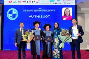 Đôi vợ chồng doanh nhân đầu tiên nhận bằng tiến sỹ danh dự