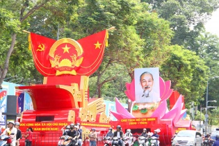[Ảnh] TP.HCM rực rỡ sắc màu, người dân hân hoan chào mừng ngày 30/4