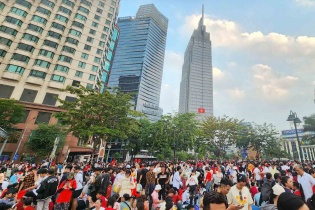 Biển người tự hào, xúc động theo dõi lễ diễu binh, diễu hành kỷ niệm 50 năm ngày Giải phóng miền Nam