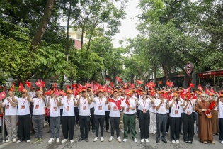 Người dân háo hức đón xem tổng hợp luyệt tại Quảng trường Ba Đình